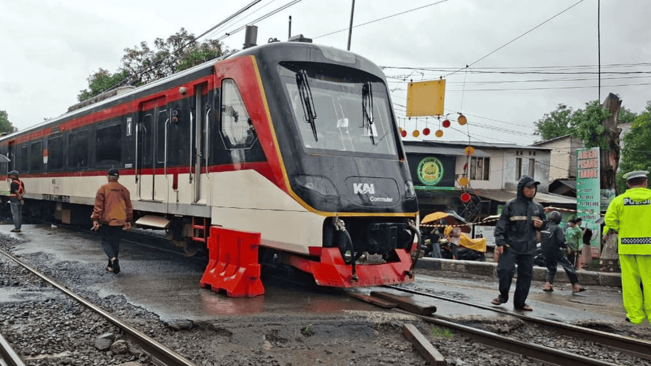 KA Bandara Hantam Truk di Poris, Jadwal KRL Tangerang Kacau: 12 Perjalanan Batal, Penumpang Diimbau Cari Alternatif