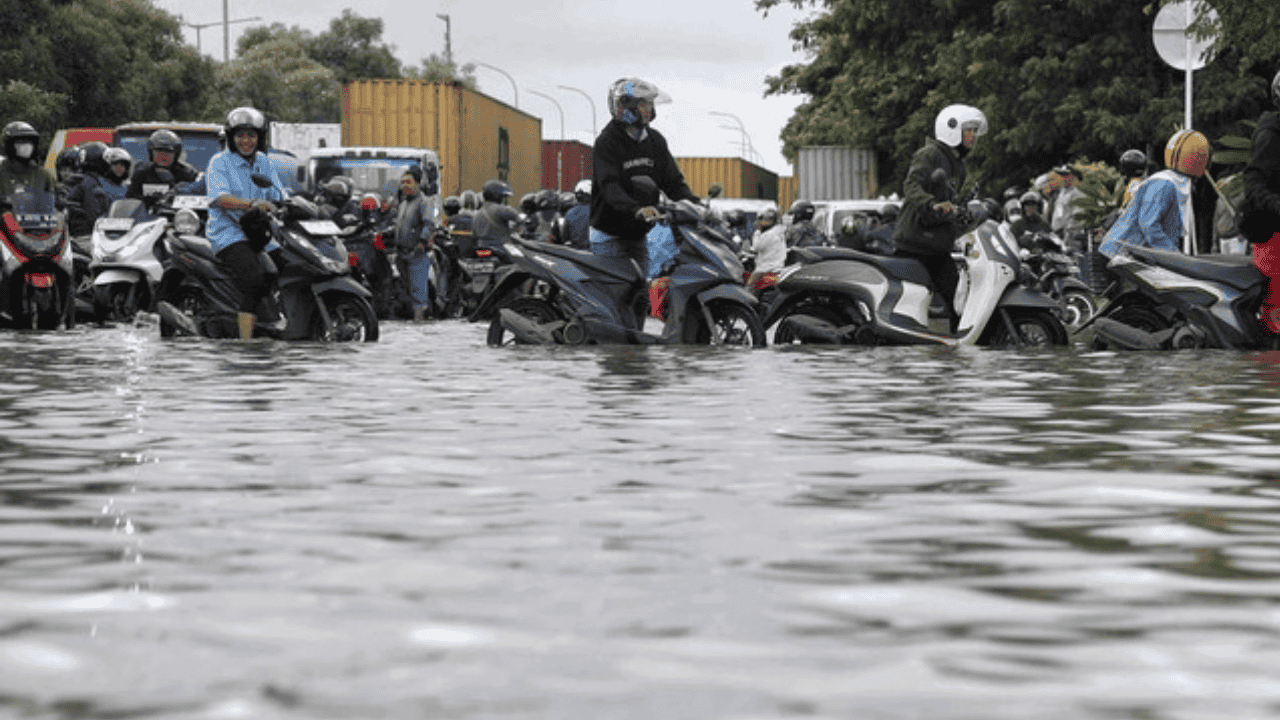 Supermoon Picu Banjir Rob, 23 RT dan 2 Ruas Jalan di Jakarta Tergenang Siang Ini