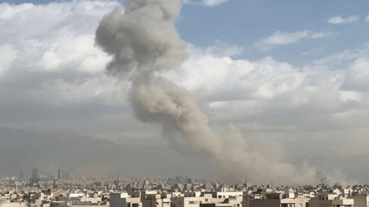 Pesawat Penumpang Iran Air Jadi Sasaran Serangan AS–Israel di Bandara Bushehr, Foto Kerusakan Beredar dan Asap Hitam Mem