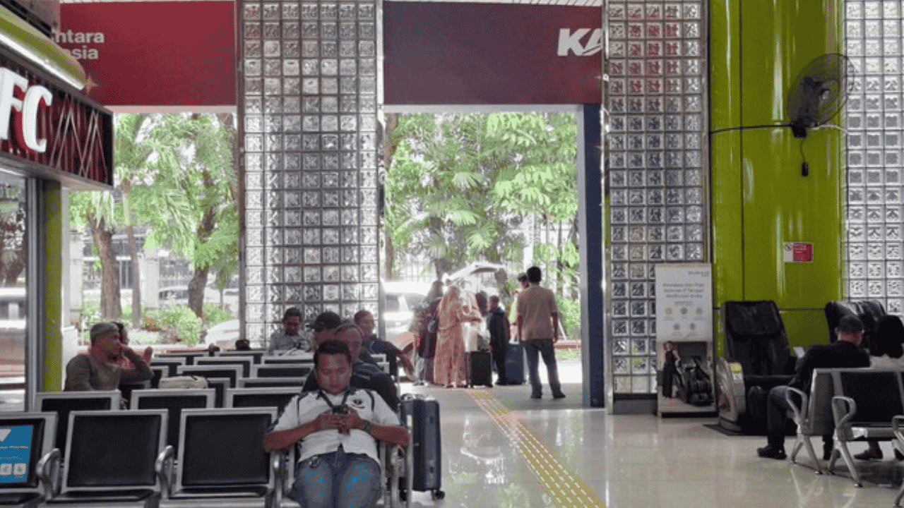 Awal Ramadan Stasiun Gambir Membludak, Perantau Rela Mudik Dini Demi Sahur Bareng Ibu