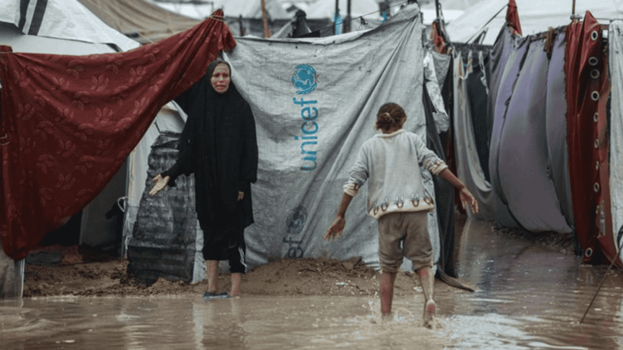 Banjir Mengintai Pengungsian Gaza: Hampir 795 Ribu Orang Berisiko, IOM PBB Sebut Material Darurat Masih Tertahan di Perb