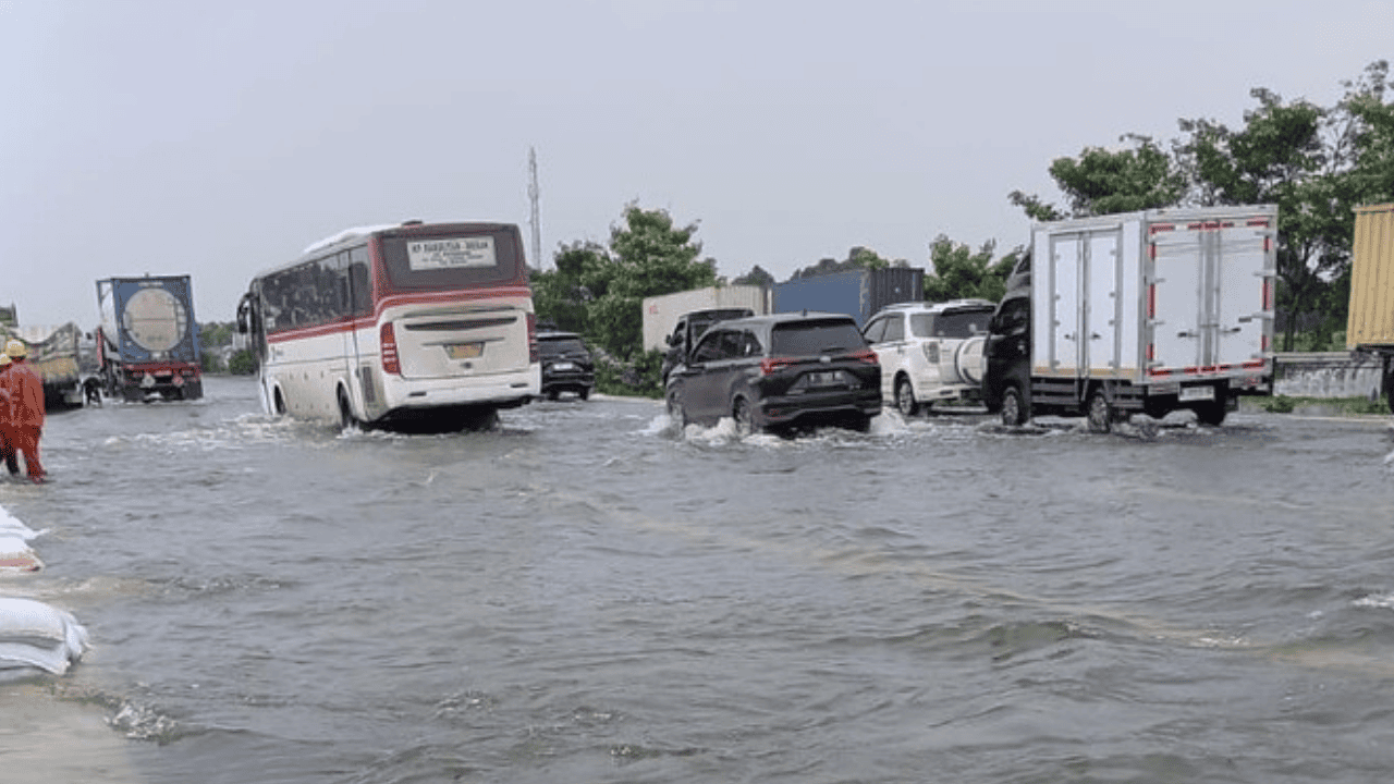 Jalan Tol Arah Merak Tergenang Banjir, Sungai Ciujung Meluap