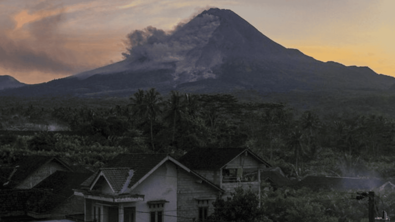 Nekat Mendaki Saat Jalur Ditutup, Dua Pendaki Ilegal Hilang di Gunung Merapi